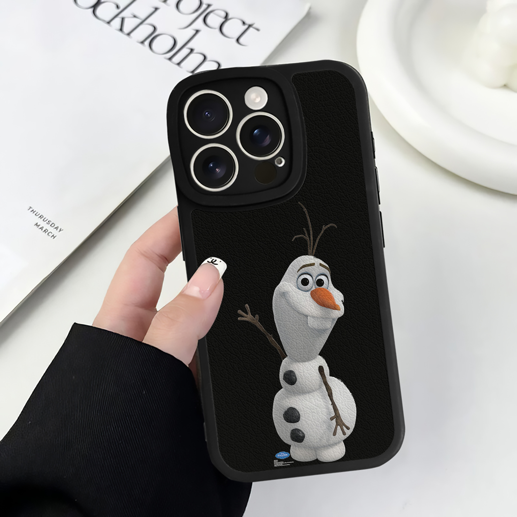 （画像用） アナと雪の女王 アンナ エルサ Frozen Anna Elsa 【iPhone 16シリーズ対応】シリコンスマホケース（レザー調） 材質：シリコン